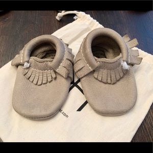 Freshly Picked Moccasins - Lt. Gray - unisex Sz 2